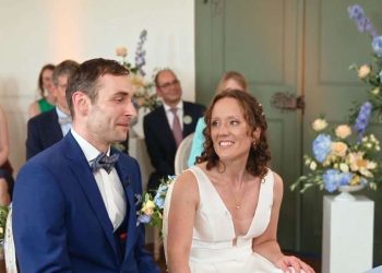 Beim Blick auf die Heiratsurkunde gerät die „Ehe auf den ersten Blick“-Braut ins Staunen