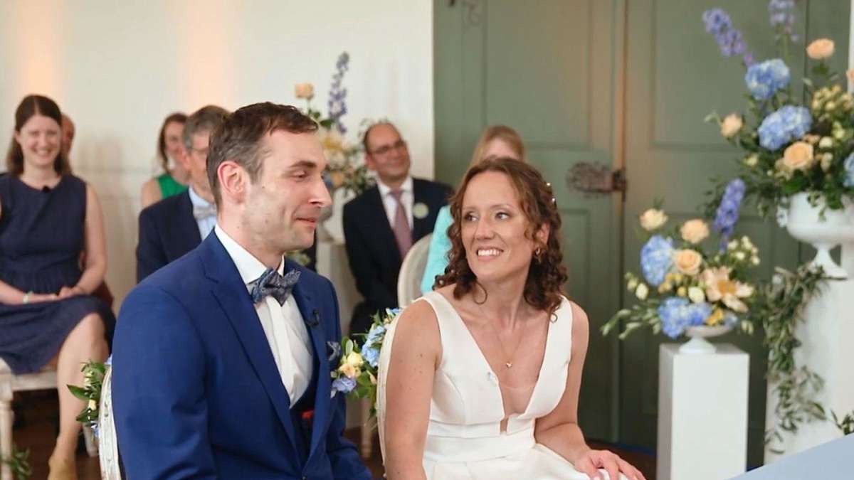 Beim Blick auf die Heiratsurkunde gerät die „Ehe auf den ersten Blick“-Braut ins Staunen