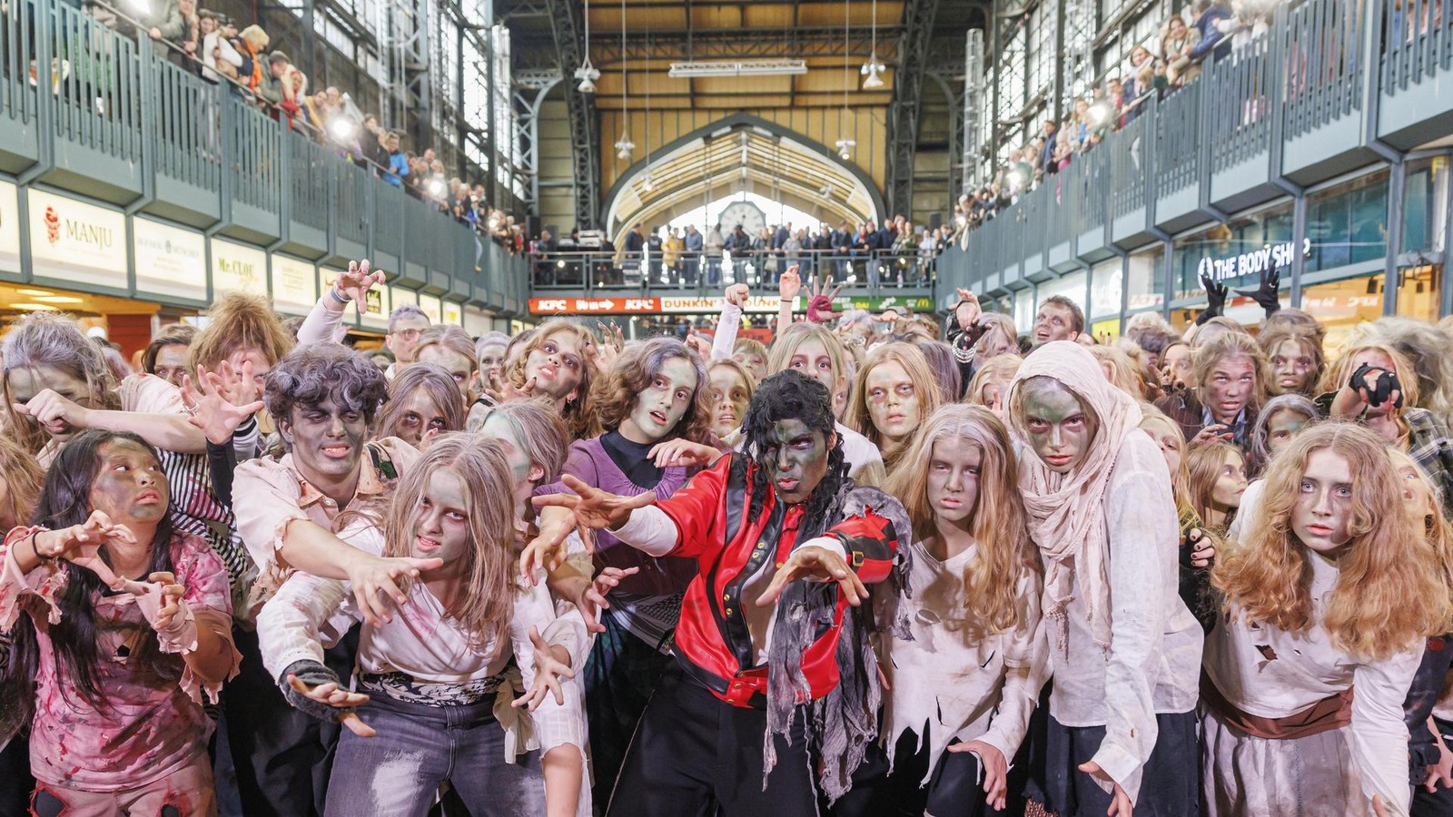 Michael-Jackson-Fans tanzen „Thriller“-Video in der Wandelhalle – Hamburger Abendblatt