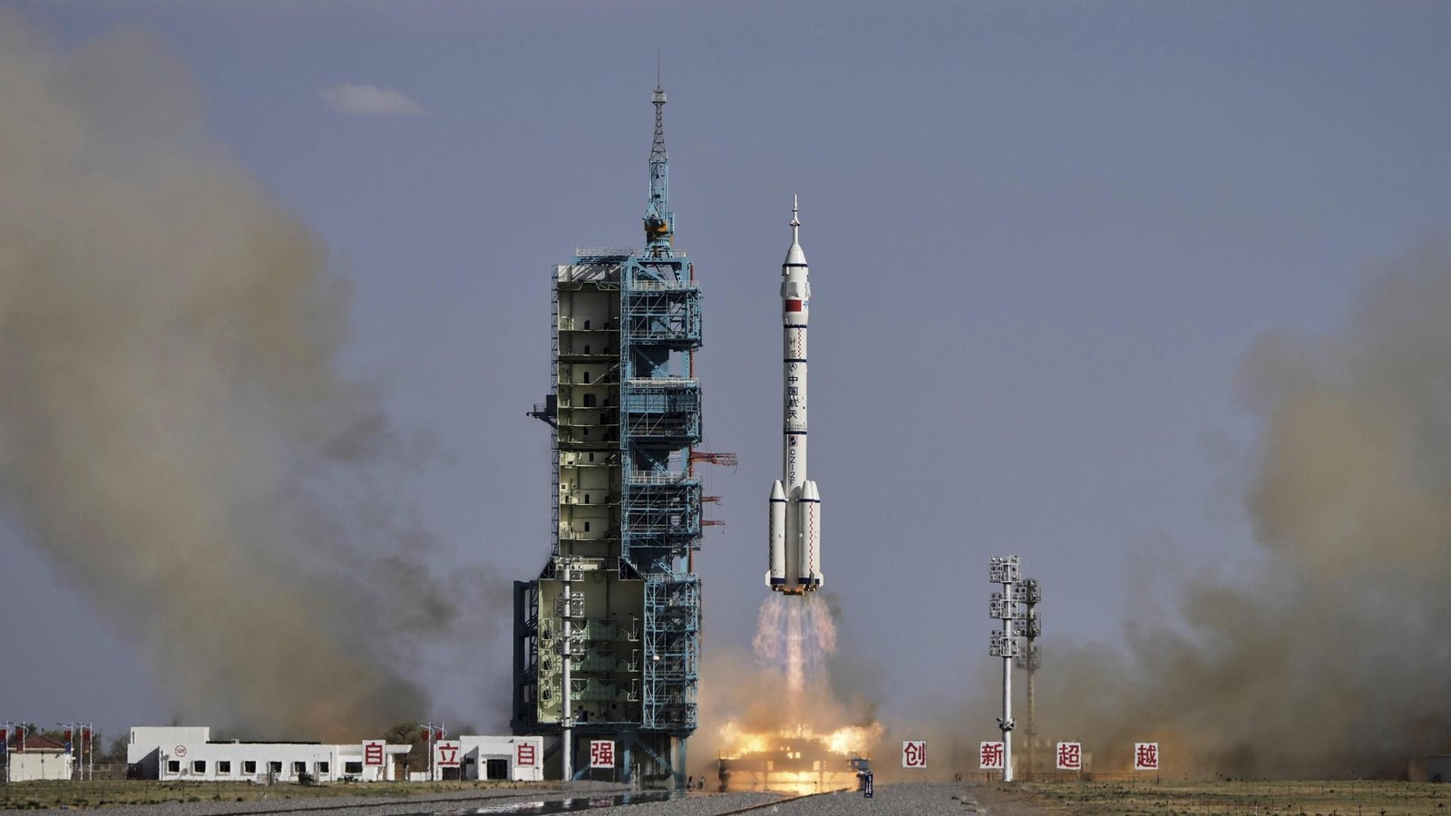 Chinesische Astronauten im Weltraum gestrandet – Rückkehrkapsel kollidiert mit Schrott