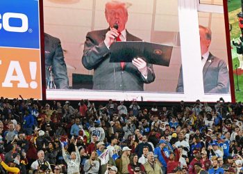 Aufruhr bei Trumps historischem Stadionbesuch – Fans reagieren heftig