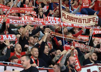 Der empörte FC Bayern kämpft in Paris gegen die Behandlung seiner Fans