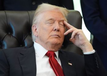 Donald Trumps Augen schließen sich bei einer Pressekonferenz