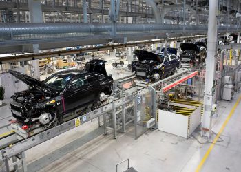 Nachfrage und Auslastung steigen: Die Geschäftserwartungen der Automobilhersteller liegen auf einem Zweijahreshoch