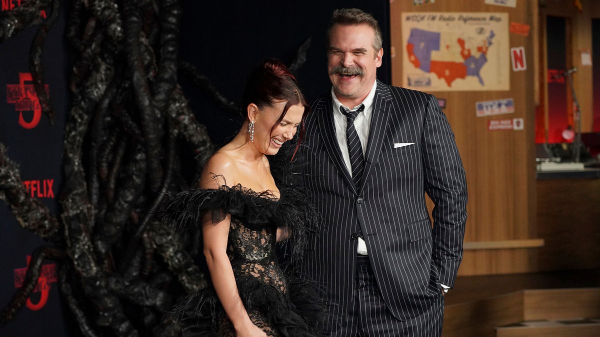 „Stranger Things“: Millie Bobby Brown und David Harbour umarmen sich bei der Premiere in Hollywood