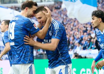 2. Bundesliga: Der FC Schalke 04 erobert nach einem Sieg gegen Elversberg die Tabellenspitze