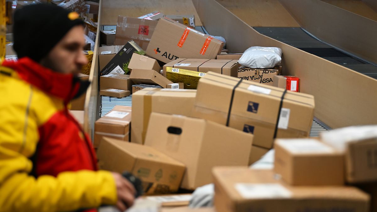 Sparprogramm aufgefangen: DHL trotzt sinkenden Umsätzen mit steigenden Gewinnen