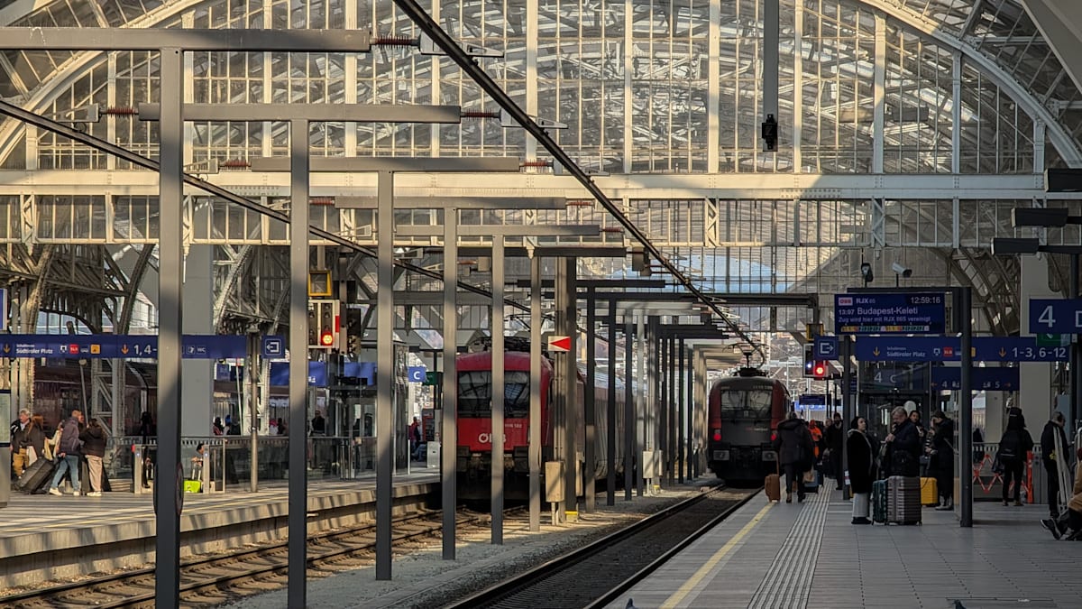 Festnahme in Österreich: Mann droht in Zug mit Geiselnahme – großer Polizeieinsatz in Salzburg