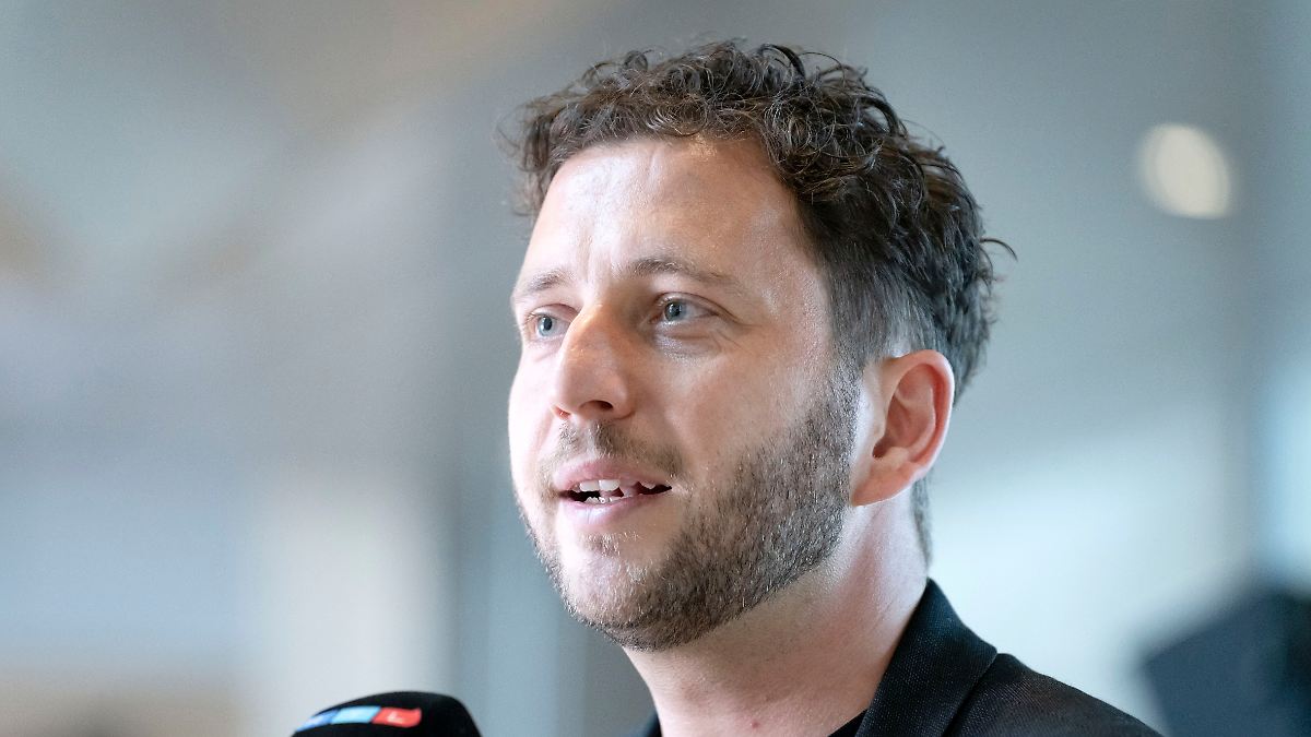 Banaszak rechnet mit der Kanzlerin ab: „Merz hat beschlossen, die Klimapolitik herunterzufahren“