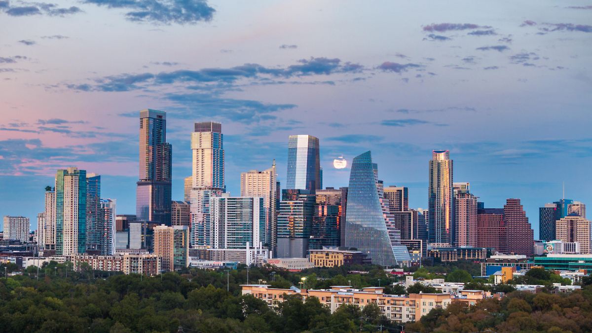 Gefangen und „im Garten gejagt“: Gruppe soll monatelang Frau in Texas missbraucht haben