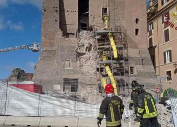 Menschen in den Trümmern: Der historische Turm Torre dei Conti in Rom ist bei Bauarbeiten eingestürzt