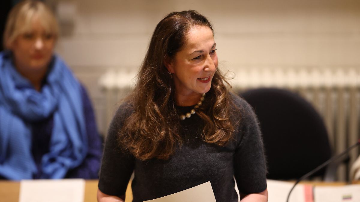 Bei Messerangriff verletzt: Stalzer als Bürgermeister von Herdecke vereidigt