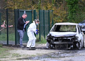 Frankreich: Autofahrer fährt absichtlich in Menschen hinein