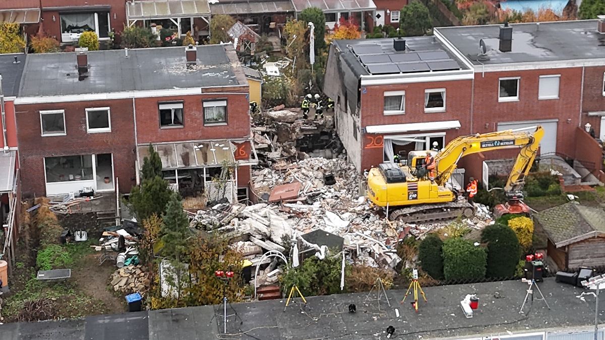 Leichenspürhunde im Einsatz: Hausexplosion: Retter stellen Suche nach 83-Jährigem ein