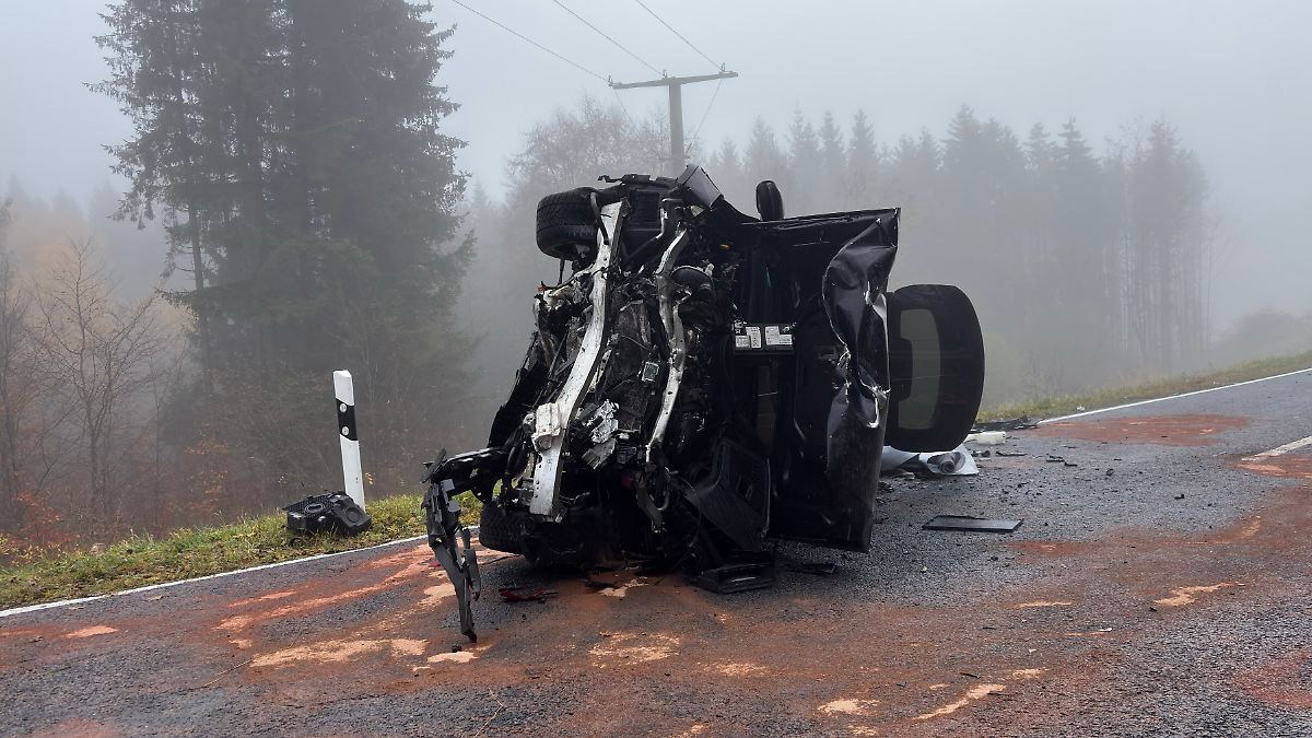 Täter leicht verletzt: 16- und 19-Jährige sterben bei Frontalunfall in Bayern