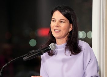 Im Kleid und hohen Schuhen: Annalena Baerbock beeindruckt mit einem eleganten Wow-Look