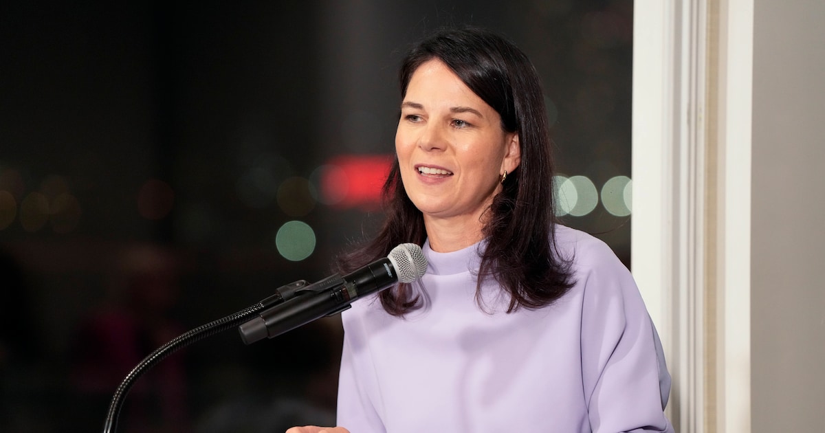 Im Kleid und hohen Schuhen: Annalena Baerbock beeindruckt mit einem eleganten Wow-Look