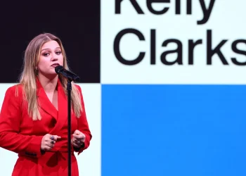 Kelly Clarkson wurde von ihrem Ex-Manager zu einer Brustvergrößerung gedrängt
