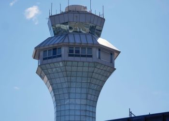 Shutdown in den USA: Donald Trump droht Fluglotsen mit Kürzungen, wenn sie nicht unbezahlt arbeiten