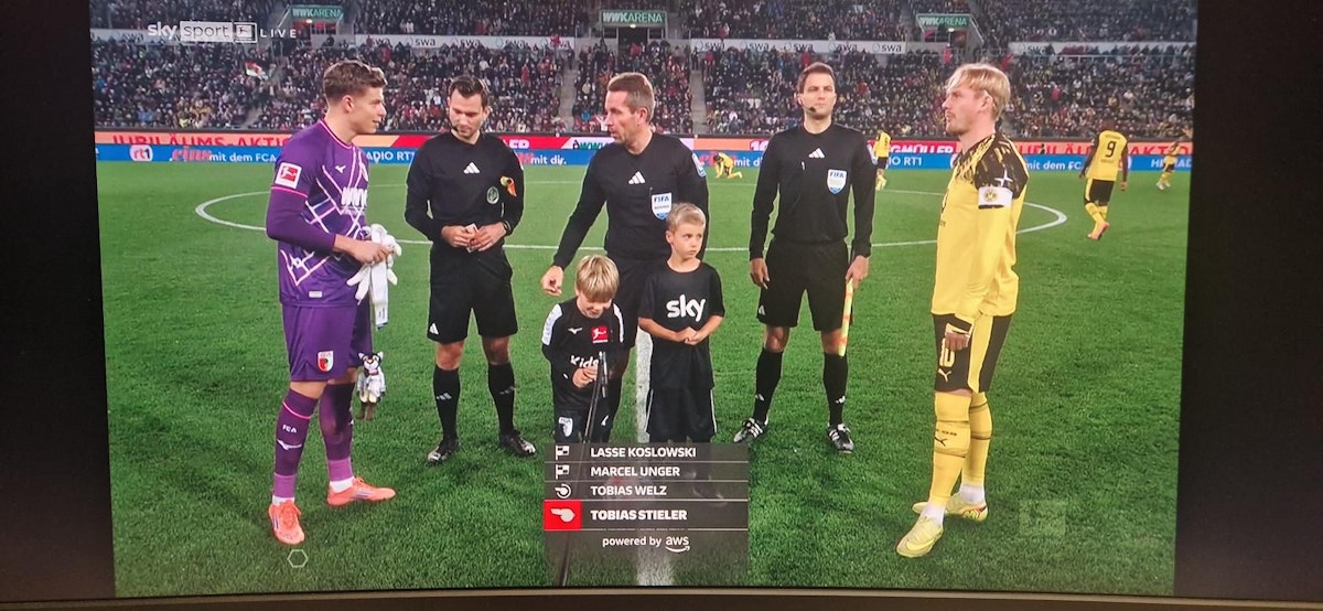 „Ist das dein Sohn, Bushi?“: Einlaufkind stiehlt allen die Show