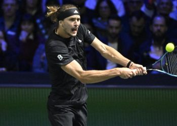 Zverev gewinnt einen verrückten Drei-Satz-Krimi gegen Medvedev