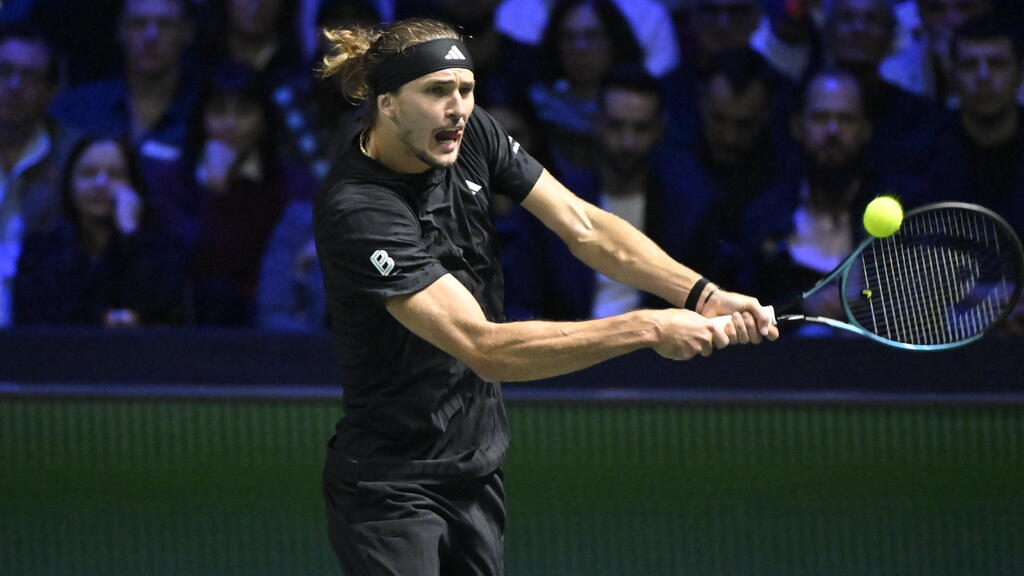Zverev gewinnt einen verrückten Drei-Satz-Krimi gegen Medvedev