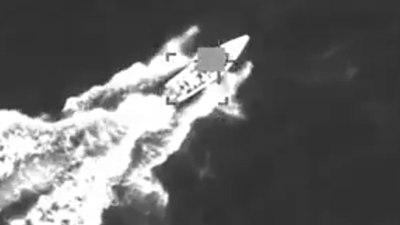 Krieg gegen die Schmuggler: 3 Tote! Trump lässt Drogenboot bombardieren | Politik