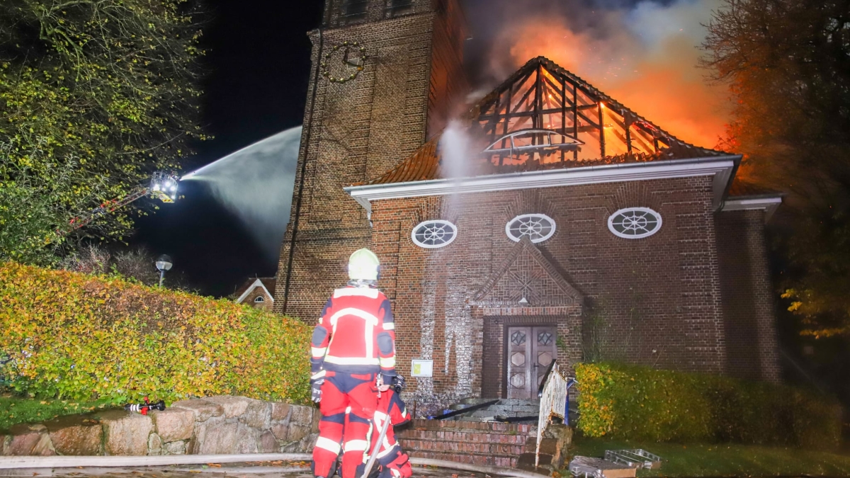 Boyens Medien – Dachstuhl der Pauluskirche in Brunsbüttel brannte: Feuerwehren waren stundenlang im Einsatz