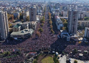 Serbien: Zehntausende gedenken der Opfer von Novi Sad ein Jahr nach dem Einsturz des Bahnhofsdachs