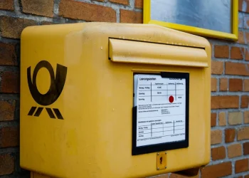 Die Deutsche Post äußert sich zur hitzigen Debatte um KI-Briefmarken