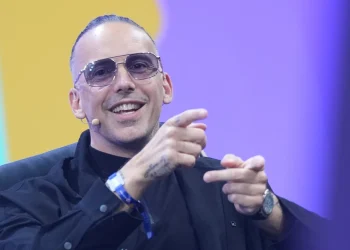 RAF Camora verlobt sich unerwartet vor der Kulisse eines luxuriösen Privatjets