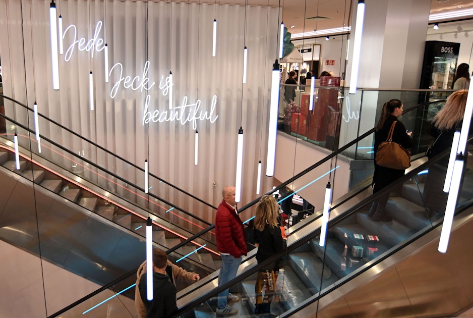 Neueröffnung in Köln: Hunderte Menschen stehen Schlange