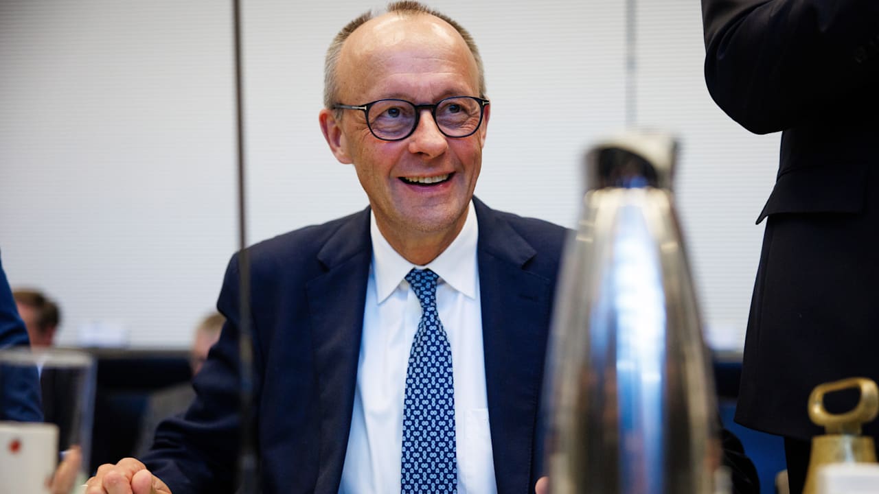 In der Unionsfraktionssitzung: Merz zeigt Schockgrafiken über Deutschland | Politik