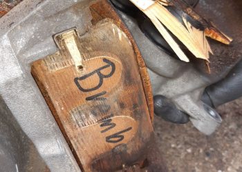 Auto für 100.000 Euro hat Holzbremsbeläge