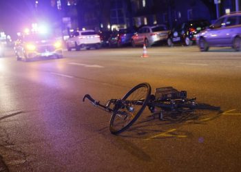 Radfahrer (19) fährt über grüne Ampel – Auto erfasst ihn