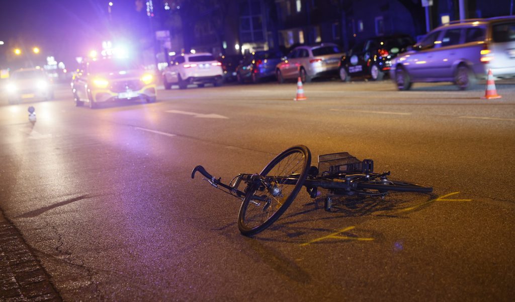 Radfahrer (19) fährt über grüne Ampel – Auto erfasst ihn
