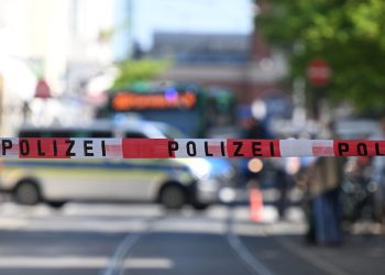 Mann schlägt Frau vor Tochter