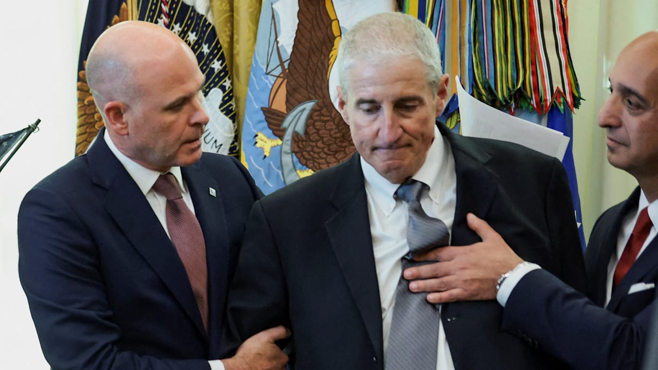 Drama im Weißen Haus: Pharmamanager bricht bei Trump zusammen | Politik