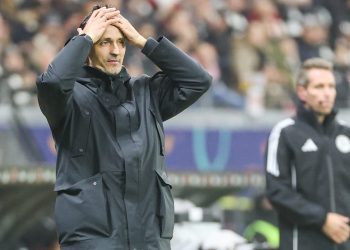 Eintracht Frankfurt: Toppmöller bestraft 2 Eintracht-Stars komplett! | Sport
