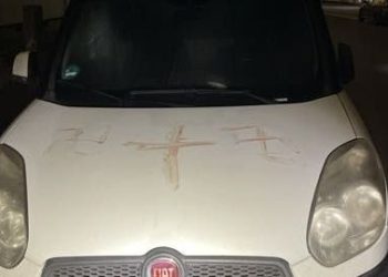 Hanau: Autos und Häuser offenbar mit blutigen Hakenkreuzen beschmiert