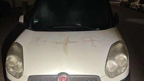 Hanau: Autos und Häuser offenbar mit blutigen Hakenkreuzen beschmiert