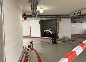 90-Jähriger versenkt Porsche in Betonwand