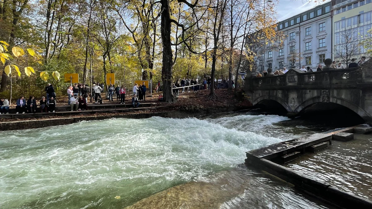 Eisbachsurfen: Licht an – Welle aus! – München