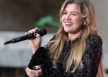 Kelly Clarkson: Meine Ex-Managerin hat mir eine Brustoperation empfohlen | Unterhaltung