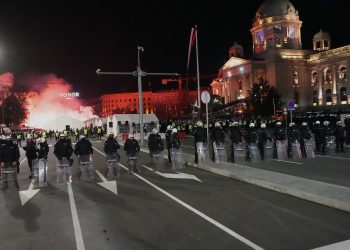 Serbien kann sich nicht beruhigen: Tausende Demonstranten treffen sich in Belgrad