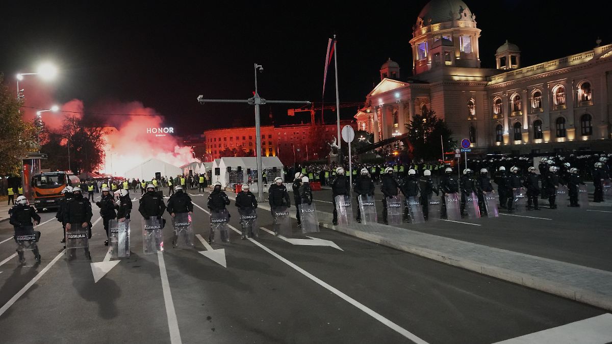 Serbien kann sich nicht beruhigen: Tausende Demonstranten treffen sich in Belgrad
