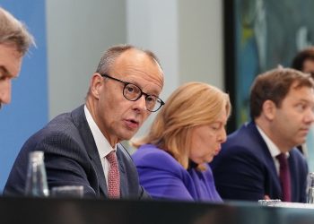 Merkel hat keine Zeit: Merz feiert ihren Geburtstag mit Sand im Kanzlerkostüm