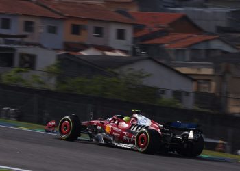 Was macht er da?: Rekordweltmeister Lewis Hamilton sieht mal wieder richtig schlecht aus