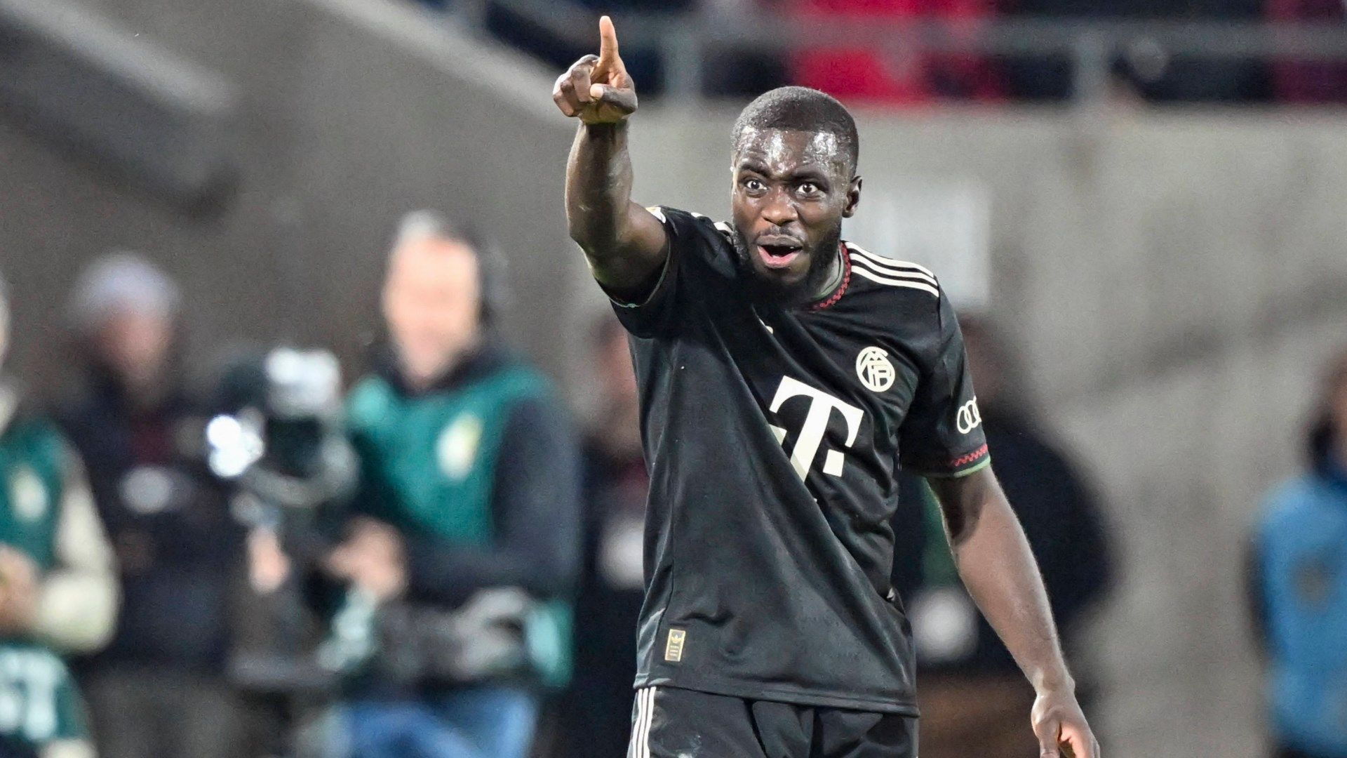 Wird es jetzt eng für den FC Bayern? Im Poker rund um die Zukunft von Dayot Upamecano soll eine neue Variable aufgetaucht sein