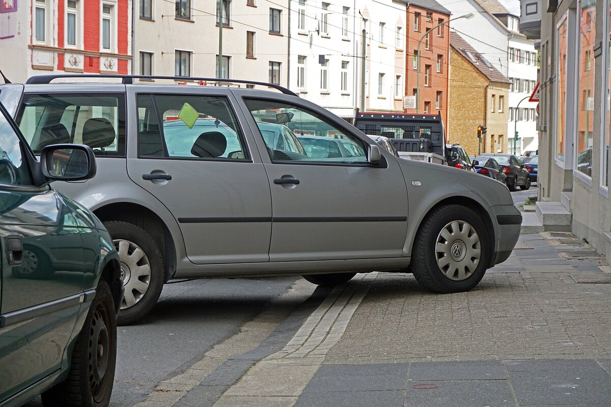 In welchen Städten wird illegales Parken auf dem Gehweg toleriert?